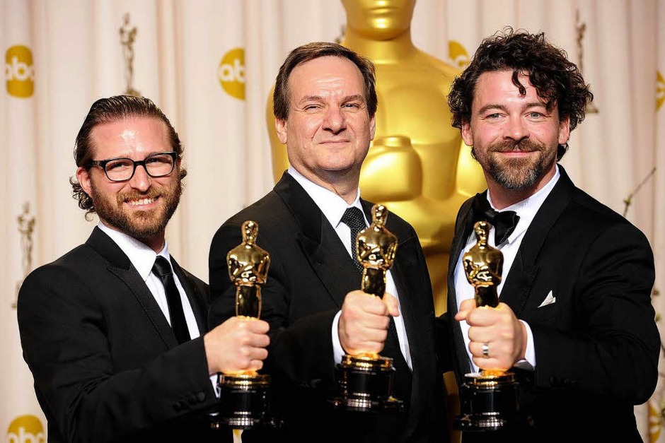 Alex Henning, Rob Legato, and Ben Grossman, mit ihrem Oscar für die optischen Effekte in „Hugo“. (Foto: AFP) Alex Henning, Rob Legato, and Ben Grossman, mit ihrem Oscar für die optischen Effekte in „Hugo“. (Foto: AFP)