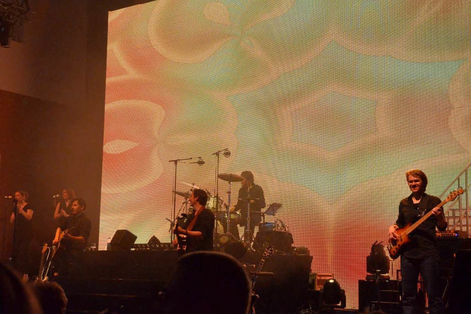 Mit gelegentlichen Projektionen auf der großen Videowand wird die Show effektvoll aber keineswegs überladen unterstützt. (Foto: Hans-Peter Müller) Mit gelegentlichen Projektionen auf der großen Videowand wird die Show effektvoll aber keineswegs überladen unterstützt. (Foto: Hans-Peter Müller)