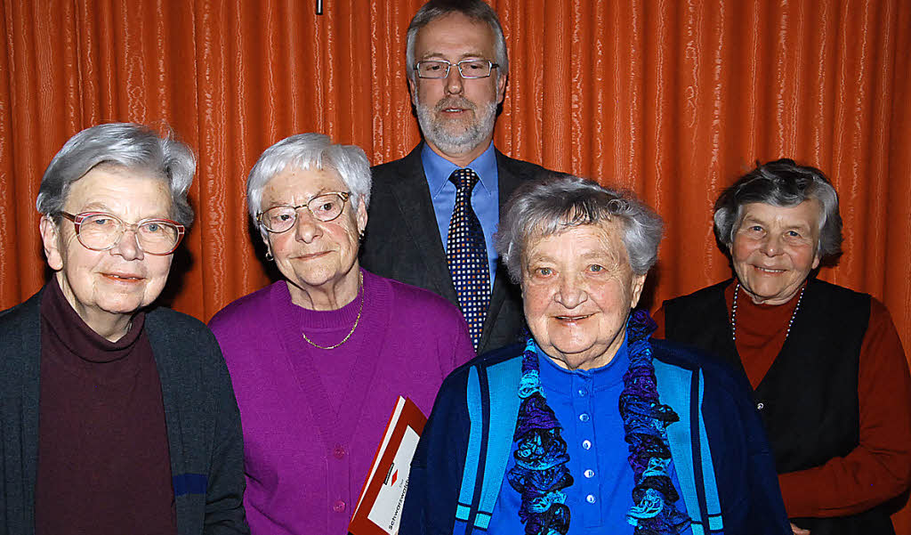 Vogtsburg, Gerd Schnee (hinten), ehrte (von links) Ruth Giese 