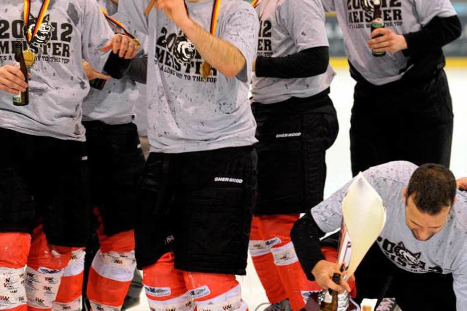 Unbesiegt in die Oberliga: Der EHC Freiburg feiert seinen Meistertitel. (Foto: Patrick Seeger) Unbesiegt in die Oberliga: Der EHC Freiburg feiert seinen Meistertitel. (Foto: Patrick Seeger)
