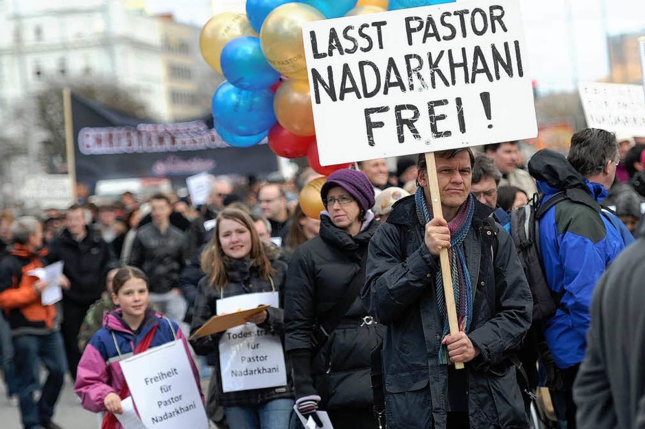 Rund 500 Menschen protestieren am Samstag in Hamburg in der Innenstadt bei einem als Ostermarsch titulierten Demonstrationszug für die Freiheit des im Iran zum Tode verurteilten Pastors Youcef Nadarkhani. (Foto: dpa) Rund 500 Menschen protestieren am Samstag in Hamburg in der Innenstadt bei einem als Ostermarsch titulierten Demonstrationszug für die Freiheit des im Iran zum Tode verurteilten Pastors Youcef Nadarkhani. (Foto: dpa)