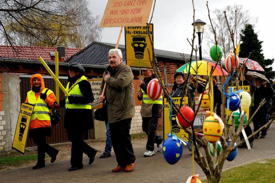 Gegner der sogenannten CCS-Technologie haben am Samstag im brandenburgischen Neutrebbin im Oderbruch gegen die unterirdische Speicherung von CO2 protestiert. (Foto: dapd) Gegner der sogenannten CCS-Technologie haben am Samstag im brandenburgischen Neutrebbin im Oderbruch gegen die unterirdische Speicherung von CO2 protestiert. (Foto: dapd)