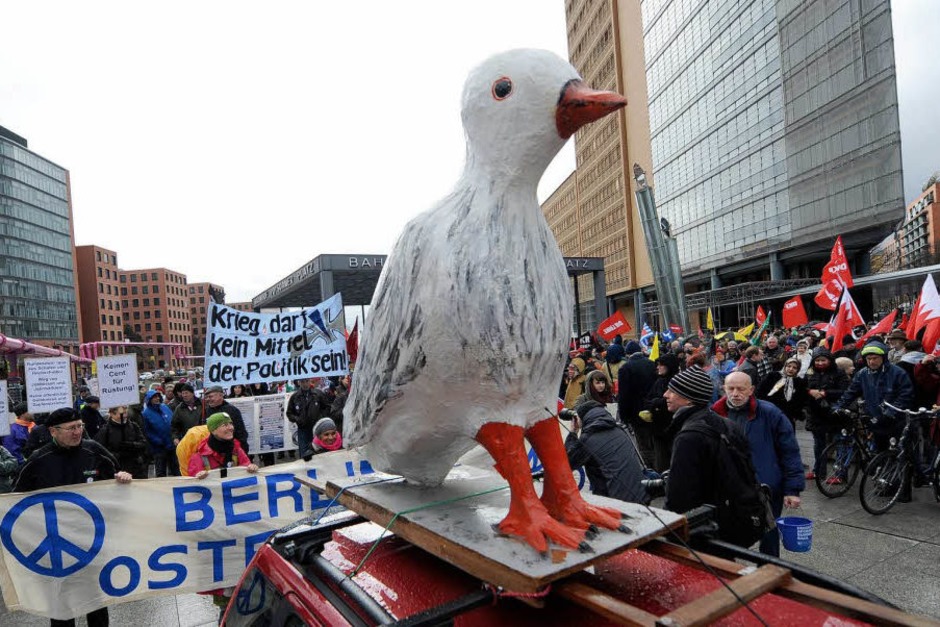 Bundesweit sind dieses Jahr an den Ostertagen mehr als 70 Demonstrationen, Kundgebungen, Friedensgottesdienste und andere Aktionen geplant... (Foto: dpa) Bundesweit sind dieses Jahr an den Ostertagen mehr als 70 Demonstrationen, Kundgebungen, Friedensgottesdienste und andere Aktionen geplant... (Foto: dpa)