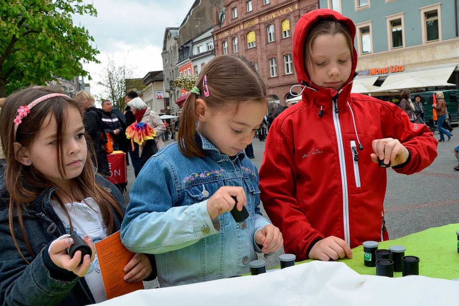 Impressionen von der langen Kulturtafel, die verschiedene Aspekte des Themas "Ernährung" aufgriff (Foto: Barbara Ruda) Impressionen von der langen Kulturtafel, die verschiedene Aspekte des Themas "Ernährung" aufgriff (Foto: Barbara Ruda)