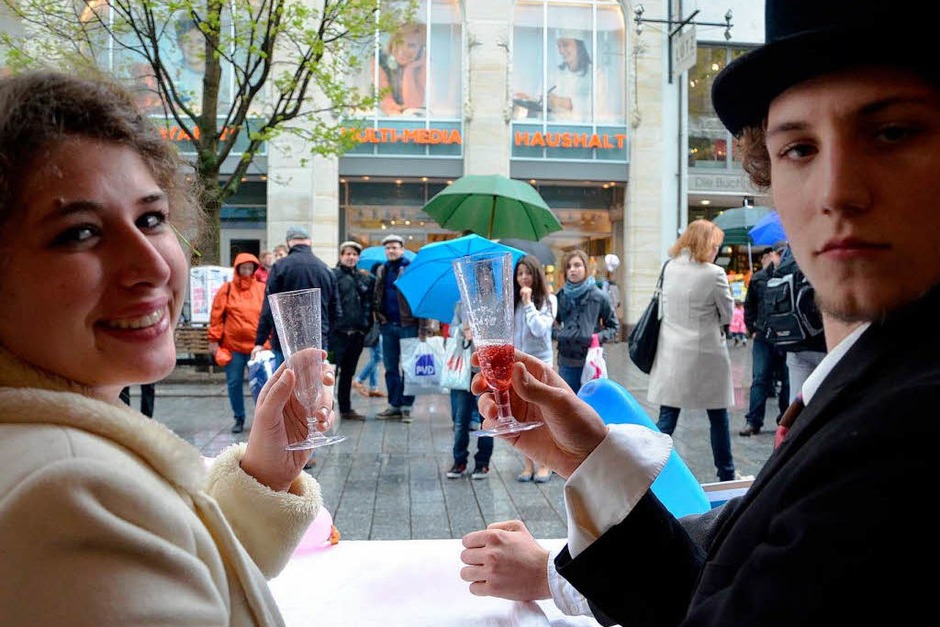 Impressionen von der langen Kulturtafel, die verschiedene Aspekte des Themas "Ernährung" aufgriff (Foto: Barbara Ruda) Impressionen von der langen Kulturtafel, die verschiedene Aspekte des Themas "Ernährung" aufgriff (Foto: Barbara Ruda)