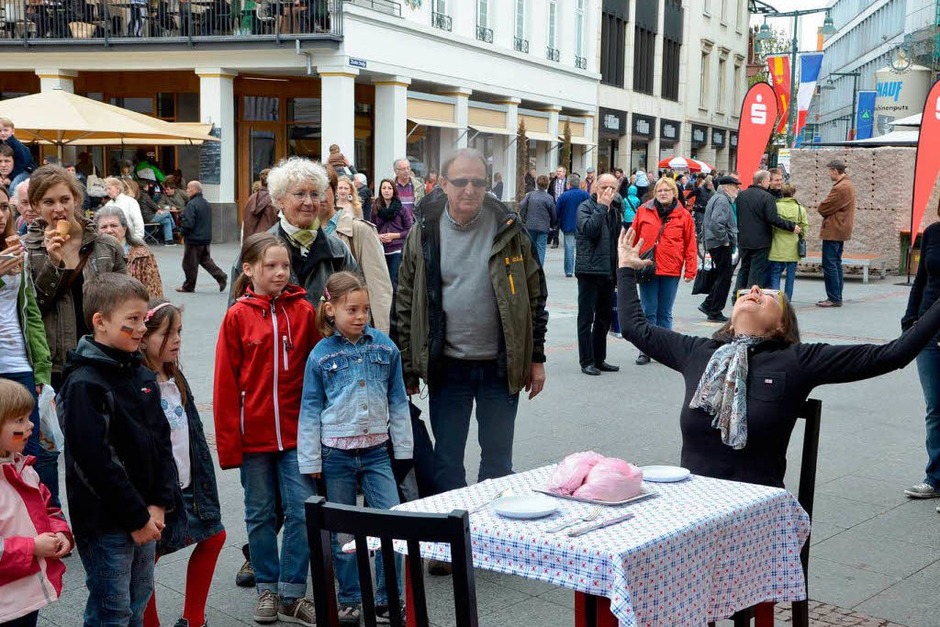 Impressionen von der langen Kulturtafel, die verschiedene Aspekte des Themas "Ernährung" aufgriff (Foto: Barbara Ruda) Impressionen von der langen Kulturtafel, die verschiedene Aspekte des Themas "Ernährung" aufgriff (Foto: Barbara Ruda)