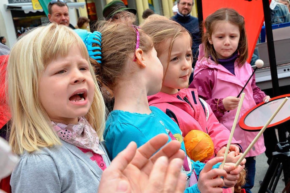 Impressionen von der langen Kulturtafel, die verschiedene Aspekte des Themas "Ernährung" aufgriff (Foto: Barbara Ruda) Impressionen von der langen Kulturtafel, die verschiedene Aspekte des Themas "Ernährung" aufgriff (Foto: Barbara Ruda)