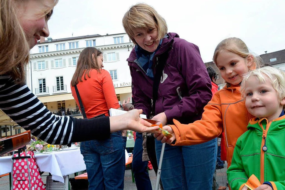 Impressionen von der langen Kulturtafel, die verschiedene Aspekte des Themas "Ernährung" aufgriff (Foto: Barbara Ruda) Impressionen von der langen Kulturtafel, die verschiedene Aspekte des Themas "Ernährung" aufgriff (Foto: Barbara Ruda)