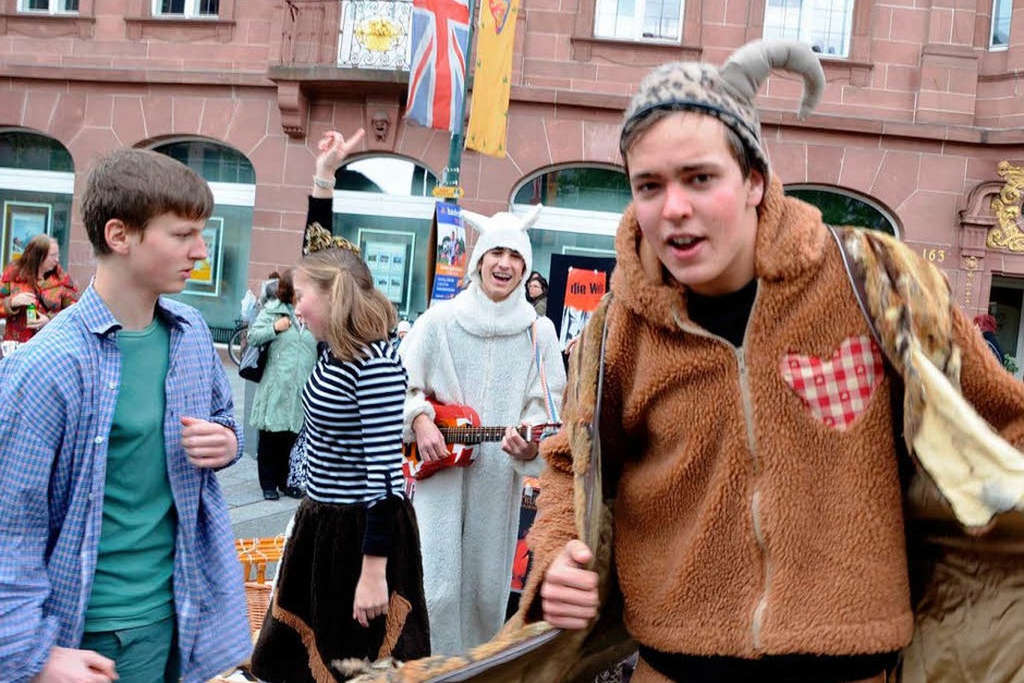 Impressionen von der langen Kulturtafel, die verschiedene Aspekte des Themas "Ernährung" aufgriff (Foto: Barbara Ruda) Impressionen von der langen Kulturtafel, die verschiedene Aspekte des Themas "Ernährung" aufgriff (Foto: Barbara Ruda)