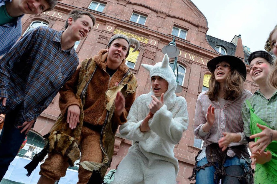 Impressionen von der langen Kulturtafel, die verschiedene Aspekte des Themas "Ernährung" aufgriff (Foto: Barbara Ruda) Impressionen von der langen Kulturtafel, die verschiedene Aspekte des Themas "Ernährung" aufgriff (Foto: Barbara Ruda)