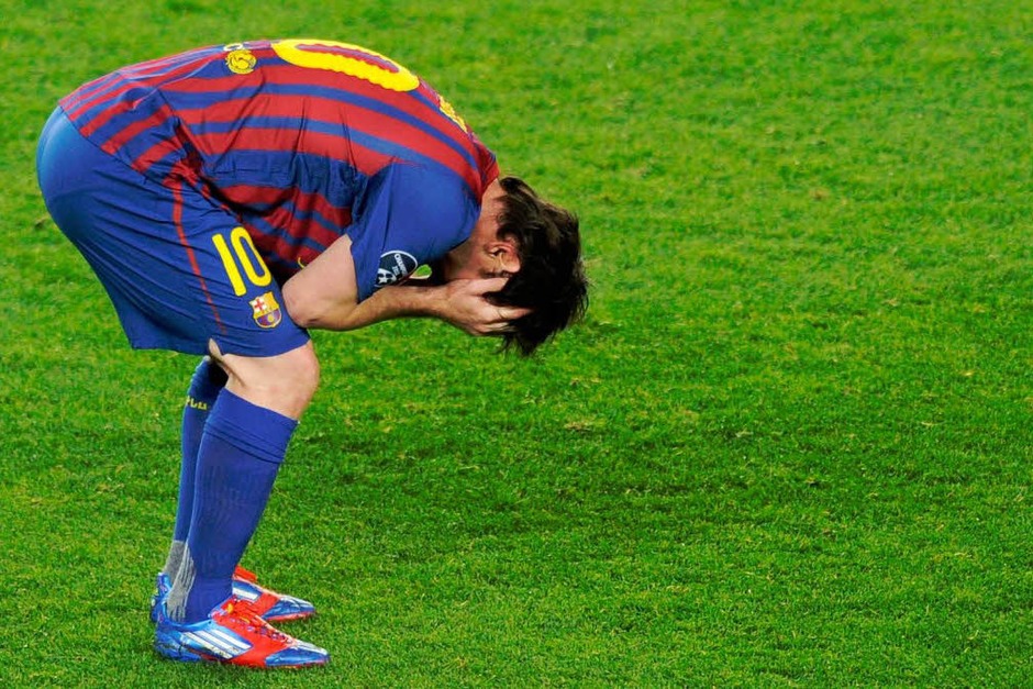 Schockiert: Lionel Messi nach seinem verschossenen Elfmeter, der das 3:1 für Barcelona bedeutet hätte. (Foto: AFP) Schockiert: Lionel Messi nach seinem verschossenen Elfmeter, der das 3:1 für Barcelona bedeutet hätte. (Foto: AFP)