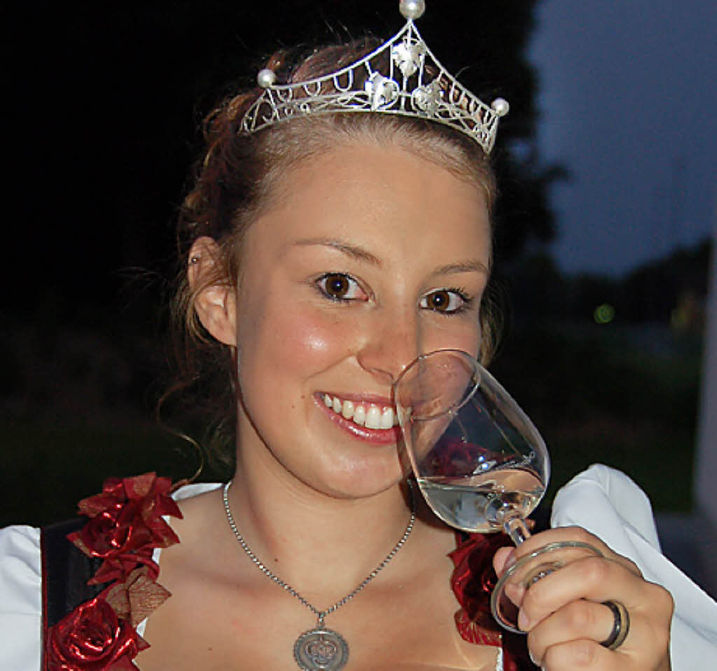 Weinprinzessin <b>Laura Kiefer</b> trinkt Gutedel Foto: Umiger - 58791743