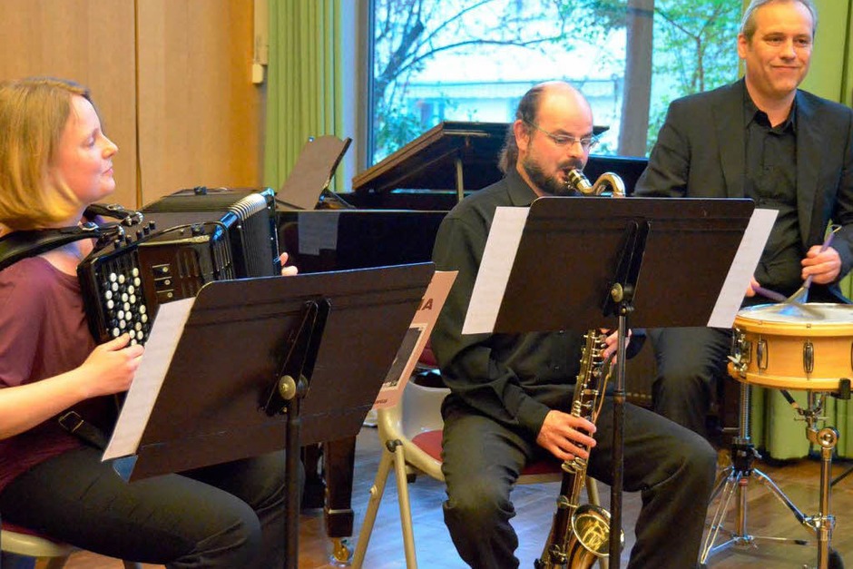 Lehrer der Musikschule Huningue untermalen den Akt der Unterzeichnung. (Foto: Jochen Fillisch) Lehrer der Musikschule Huningue untermalen den Akt der Unterzeichnung. (Foto: Jochen Fillisch)