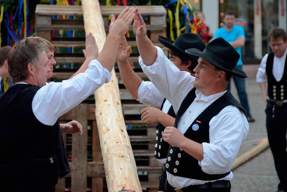 Abklatschen zur Musik: Die Zimmerer um Obermeister Werner Böcherer hatten eine tragende Rolle. (Foto: Gerhard Walser) Abklatschen zur Musik: Die Zimmerer um Obermeister Werner Böcherer hatten eine tragende Rolle. (Foto: Gerhard Walser)