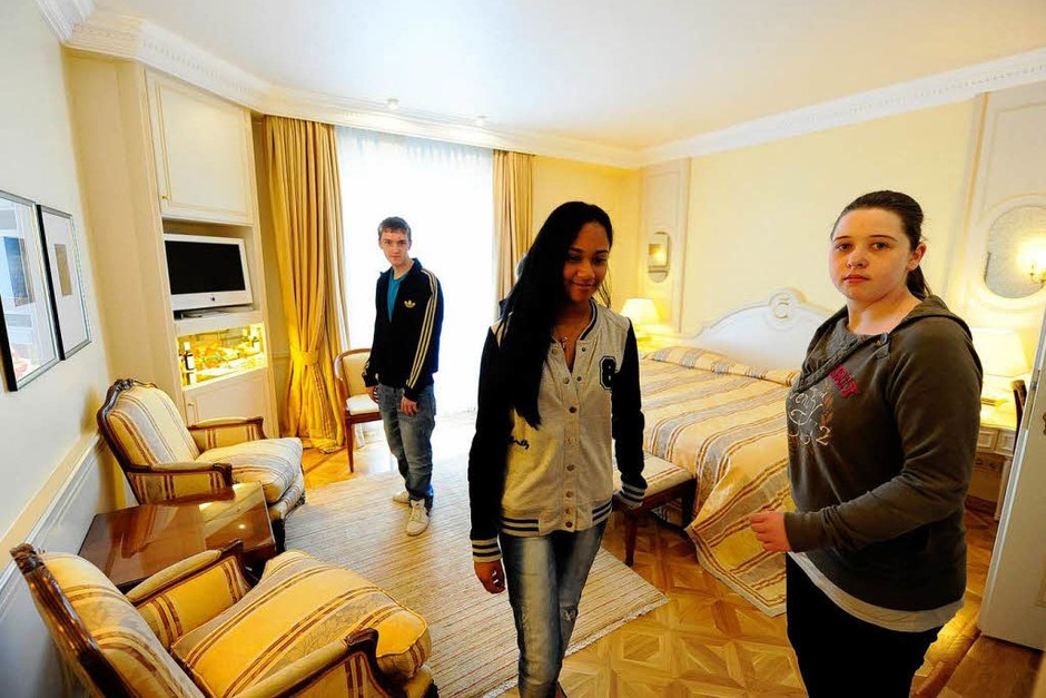 Erst ein Rundgang durchs Hotel, dann die Arbeit am Esstisch: Knigge-Kurs im Hotel Colombi. (Foto: Ingo Schneider) Erst ein Rundgang durchs Hotel, dann die Arbeit am Esstisch: Knigge-Kurs im Hotel Colombi. (Foto: Ingo Schneider)