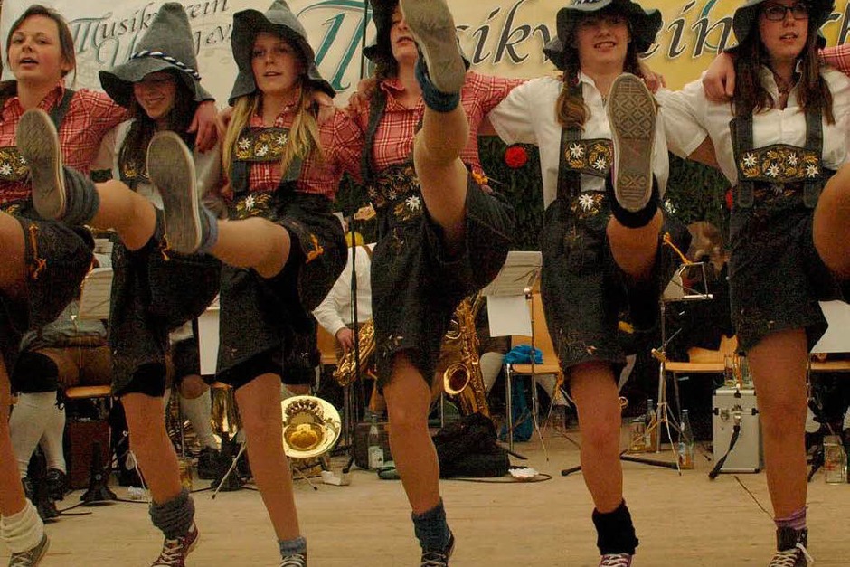 Die schuhplattelnde Damenriege der Trachtenkapelle Dachsberg zeigte ihr Können in dieser Disziplin selbst am „Final Countdown“. (Foto: Karin Stöckl-Steinebrunner) Die schuhplattelnde Damenriege der Trachtenkapelle Dachsberg zeigte ihr Können in dieser Disziplin selbst am „Final Countdown“. (Foto: Karin Stöckl-Steinebrunner)