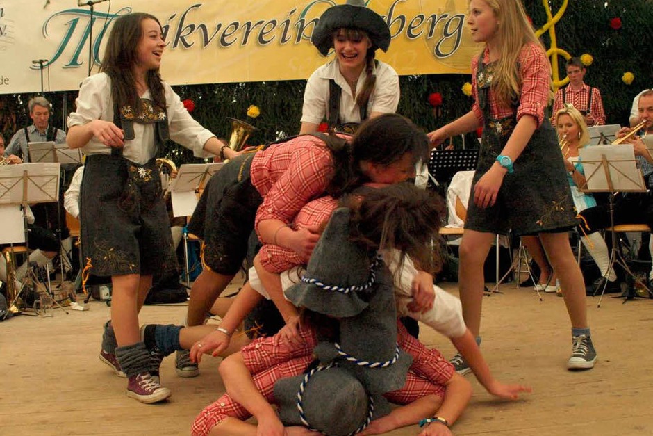 Die schuhplattelnde Damenriege der Trachtenkapelle Dachsberg zeigte ihr Können in dieser Disziplin selbst am „Final Countdown“. (Foto: Karin Stöckl-Steinebrunner) Die schuhplattelnde Damenriege der Trachtenkapelle Dachsberg zeigte ihr Können in dieser Disziplin selbst am „Final Countdown“. (Foto: Karin Stöckl-Steinebrunner)