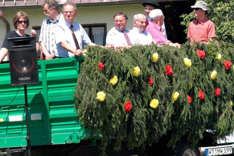 Am Dorfbrunnen war während des Umzugs ein Wagen als Ehrentribüne aufgebaut. (Foto: Karin Stöckl-Steinebrunner) Am Dorfbrunnen war während des Umzugs ein Wagen als Ehrentribüne aufgebaut. (Foto: Karin Stöckl-Steinebrunner)