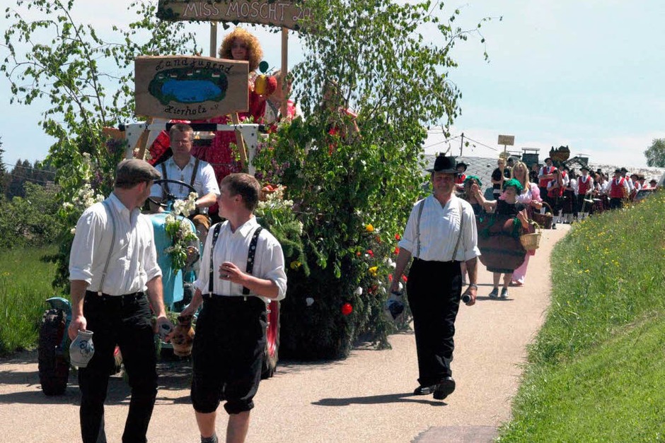 Die Landjugend Hierholz hatte sich etwas Besonderes ausgedacht - sie verteilte Most und Äpfel. (Foto: Karin Stöckl-Steinebrunner) Die Landjugend Hierholz hatte sich etwas Besonderes ausgedacht - sie verteilte Most und Äpfel. (Foto: Karin Stöckl-Steinebrunner)