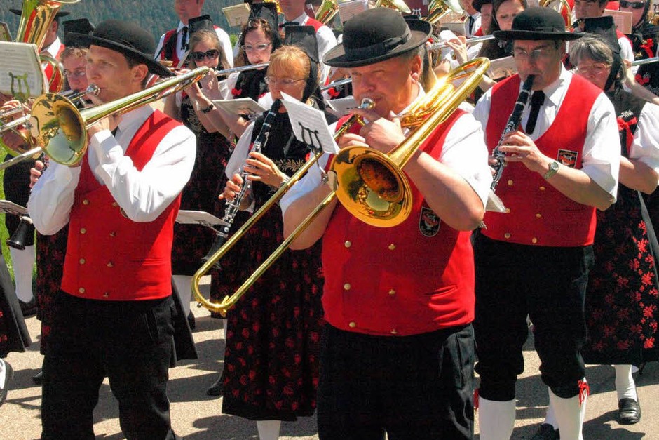 Beim Umzug in Urberg mit dabei: der Musikverein Bernau-Außertal. (Foto: Karin Stöckl-Steinebrunner) Beim Umzug in Urberg mit dabei: der Musikverein Bernau-Außertal. (Foto: Karin Stöckl-Steinebrunner)