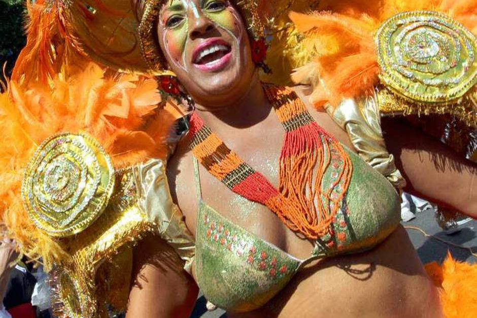 Bunt, quirlig und voller Rhythmus: Der Karneval der Kulturen in Berlin. (Foto: dpa) Bunt, quirlig und voller Rhythmus: Der Karneval der Kulturen in Berlin. (Foto: dpa)