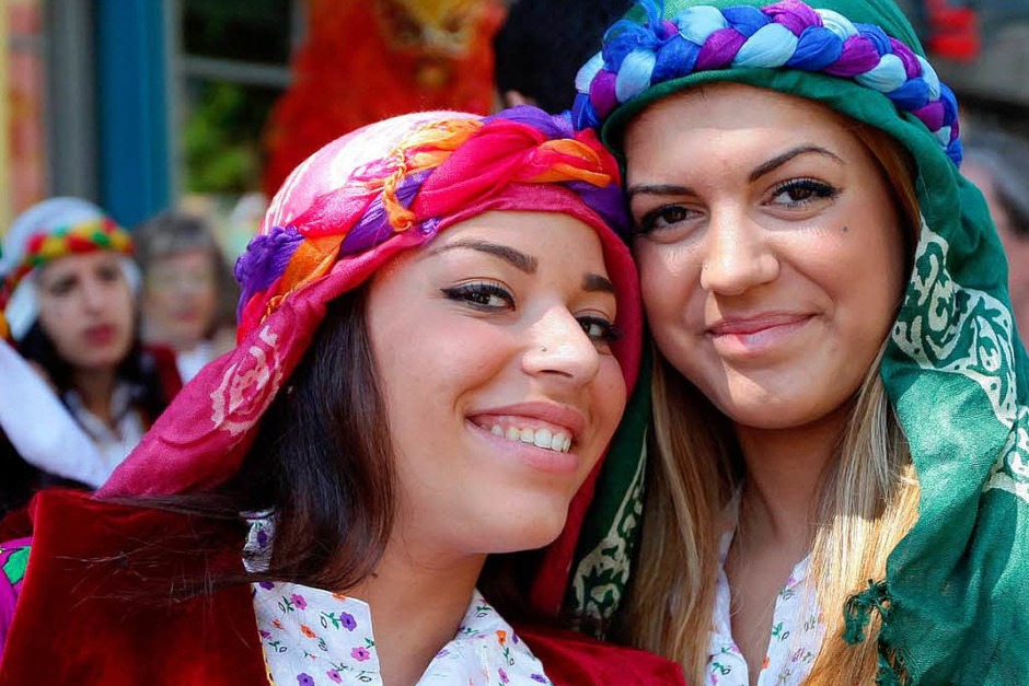 Bunt, quirlig und voller Rhythmus: Der Karneval der Kulturen in Berlin. (Foto: dpa) Bunt, quirlig und voller Rhythmus: Der Karneval der Kulturen in Berlin. (Foto: dpa)