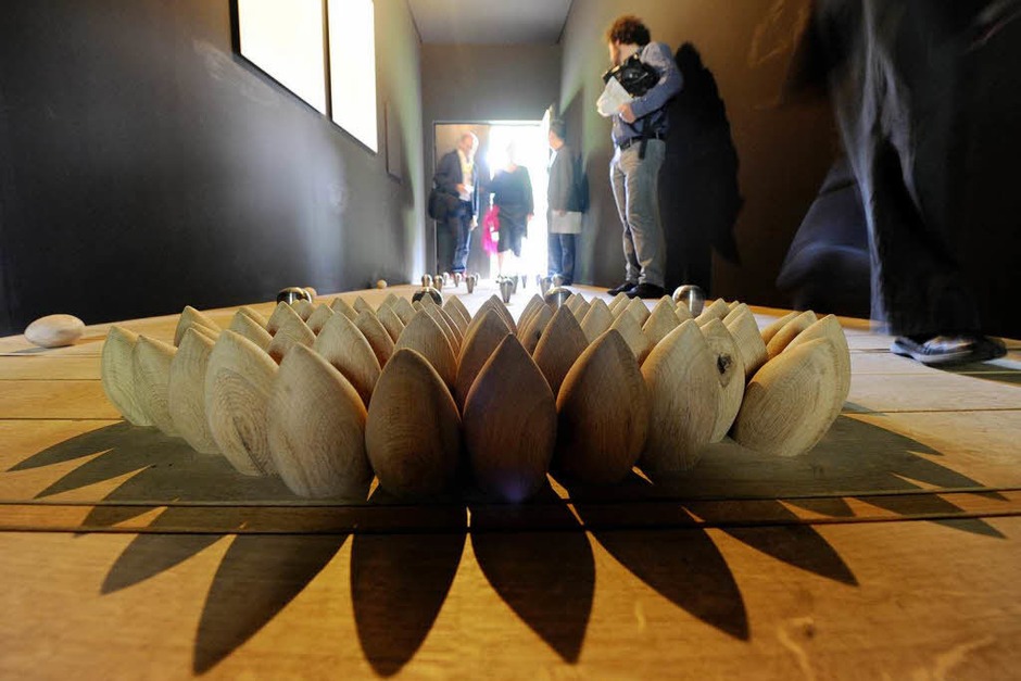 Von der dänischen Künstlerin Lea Porsager gestaltete Holzhütte. Ihre Installation nennt sich "Anatta Experiment". (Foto: dpa) Von der dänischen Künstlerin Lea Porsager gestaltete Holzhütte. Ihre Installation nennt sich "Anatta Experiment". (Foto: dpa)