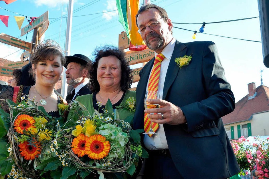 Bürgermeister Martin Obert mit Weinkönigin Natalie Henninger (links) und Organisatorin Elvira Kiss. (Foto: Kai Kricheldorff) Bürgermeister Martin Obert mit Weinkönigin Natalie Henninger (links) und Organisatorin Elvira Kiss. (Foto: Kai Kricheldorff)