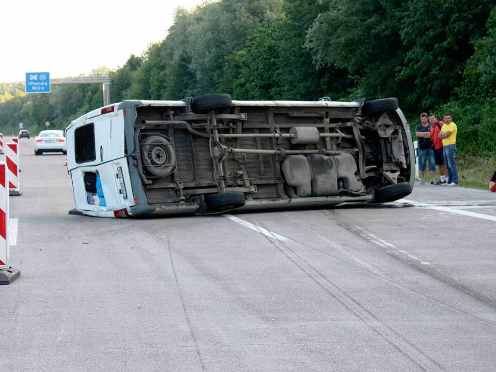 Ukrainischer Bus Kippt Auf Der Autobahn Bei Offenburg Um Offenburg