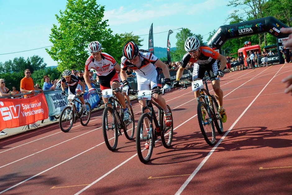 Auf dem 600 Meter langen Rundkurs um das Kirchzartener Sportstadion... (Foto: Markus Donner) Auf dem 600 Meter langen Rundkurs um das Kirchzartener Sportstadion... (Foto: Markus Donner)