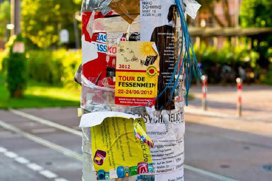 Laternen und Ampeln - die Litfaßsäulen des kleinen Mannes (Foto: Carlotta Huber) Laternen und Ampeln - die Litfaßsäulen des kleinen Mannes (Foto: Carlotta Huber)
