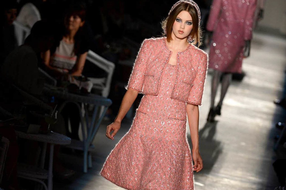 Roséfarbenes Kostüm von Karl Lagerfeld für Chanel (Foto: AFP) Roséfarbenes Kostüm von Karl Lagerfeld für Chanel (Foto: AFP)