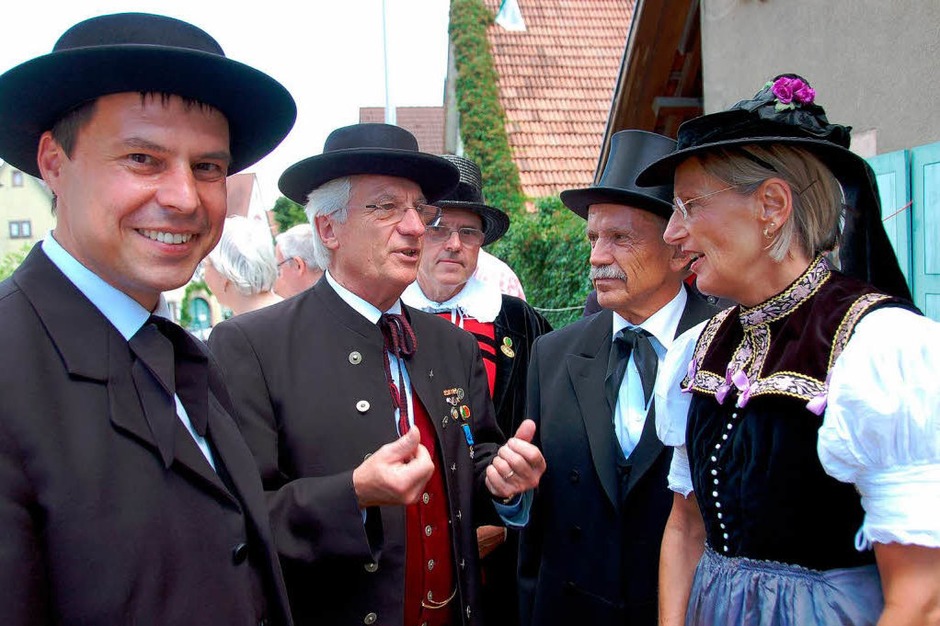 Auch in Tracht: (von links) Eichstettens Bürgermeister Michael Bruder, Alfred Vonarb, Gerhard Kiechle, Landrätin Dorothea Störr-Ritter Auch in Tracht: (von links) Eichstettens Bürgermeister Michael Bruder, Alfred Vonarb, Gerhard Kiechle, Landrätin Dorothea Störr-Ritter