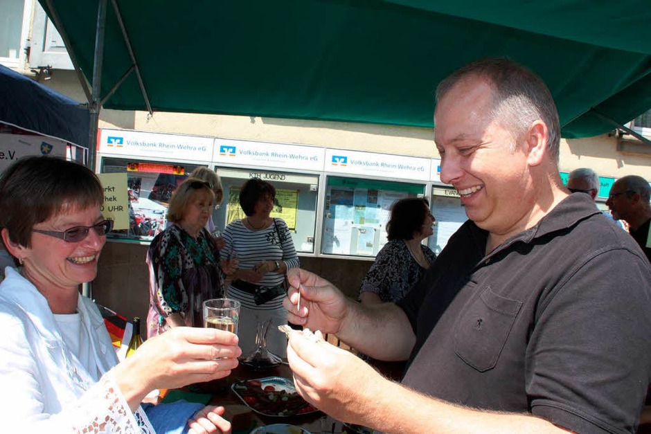 Musik, Tanz und Leckereichen - Gründe für gute laune gab es beim Sommer in Wehr genügend. (Foto: Jörn Kerckhoff) Musik, Tanz und Leckereichen - Gründe für gute laune gab es beim Sommer in Wehr genügend. (Foto: Jörn Kerckhoff)