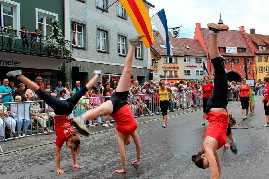Rad schlagend bereicherten die Mädchen des Turnerbunds Löffingen das Geschehen. (Foto: Christa Maier) Rad schlagend bereicherten die Mädchen des Turnerbunds Löffingen das Geschehen. (Foto: Christa Maier)