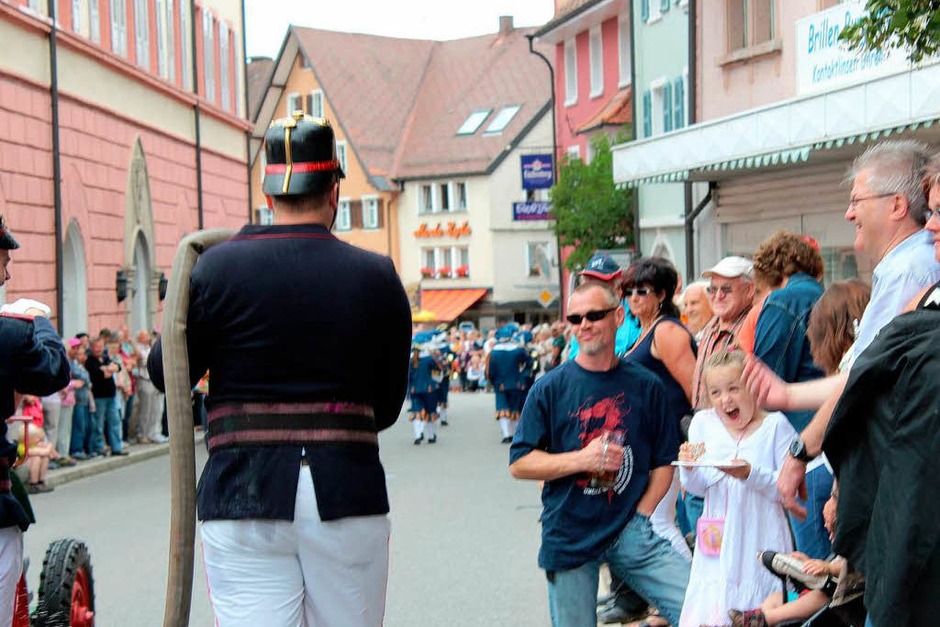 Wasser marsch: Auch die historische Abteilung der Feuerwehr Seppenhofen sorgte für Erfrischung am Straßenrand. (Foto: Christa Maier) Wasser marsch: Auch die historische Abteilung der Feuerwehr Seppenhofen sorgte für Erfrischung am Straßenrand. (Foto: Christa Maier)