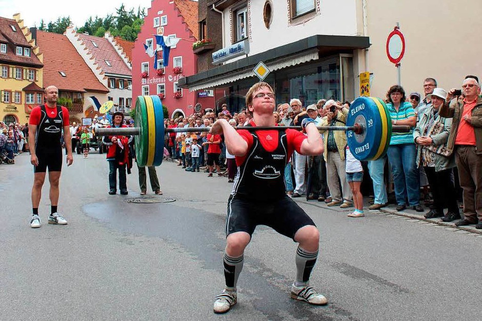 Gewichtheber in Aktion: Roman Hensch stemmte kurz mal 110 Kilogramm. (Foto: Christa Maier) Gewichtheber in Aktion: Roman Hensch stemmte kurz mal 110 Kilogramm. (Foto: Christa Maier)