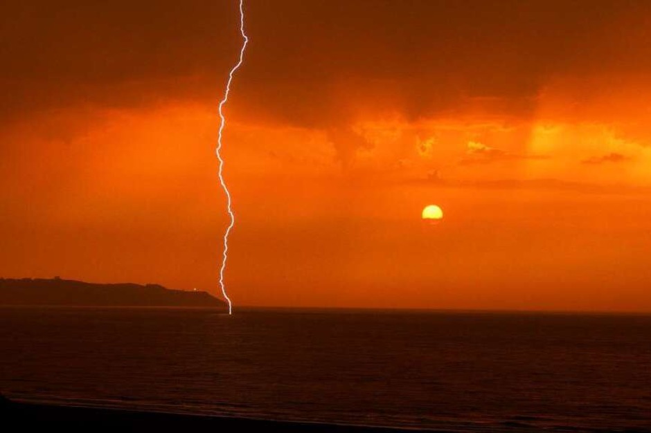Glücksfall: Ein Gewitter im Sonnenuntergang erlebte Isabella Löhle aus Wittnau an der spanischen Atlantikküste bei Ribadesella. (Foto: privat) Glücksfall: Ein Gewitter im Sonnenuntergang erlebte Isabella Löhle aus Wittnau an der spanischen Atlantikküste bei Ribadesella. (Foto: privat)