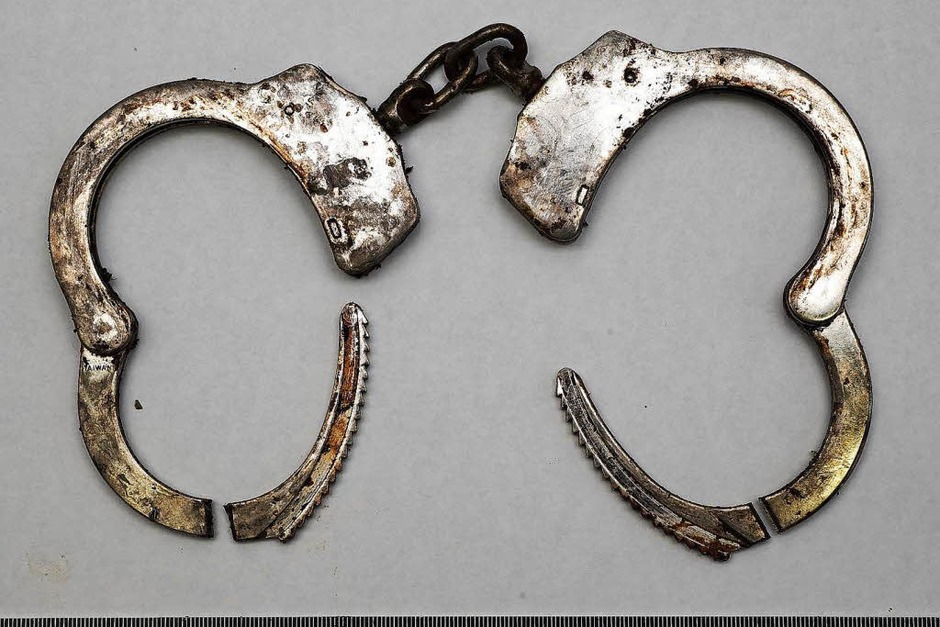 Bei der Tat wurde eine Handschelle der Marke Bianchi benutzt - eventuell ein Plagiat. Die Polizei weiß bisher nicht, wo solche Handschellen verkauft worden sind. (Foto: Polizei) Bei der Tat wurde eine Handschelle der Marke Bianchi benutzt - eventuell ein Plagiat. Die Polizei weiß bisher nicht, wo solche Handschellen verkauft worden sind. (Foto: Polizei)