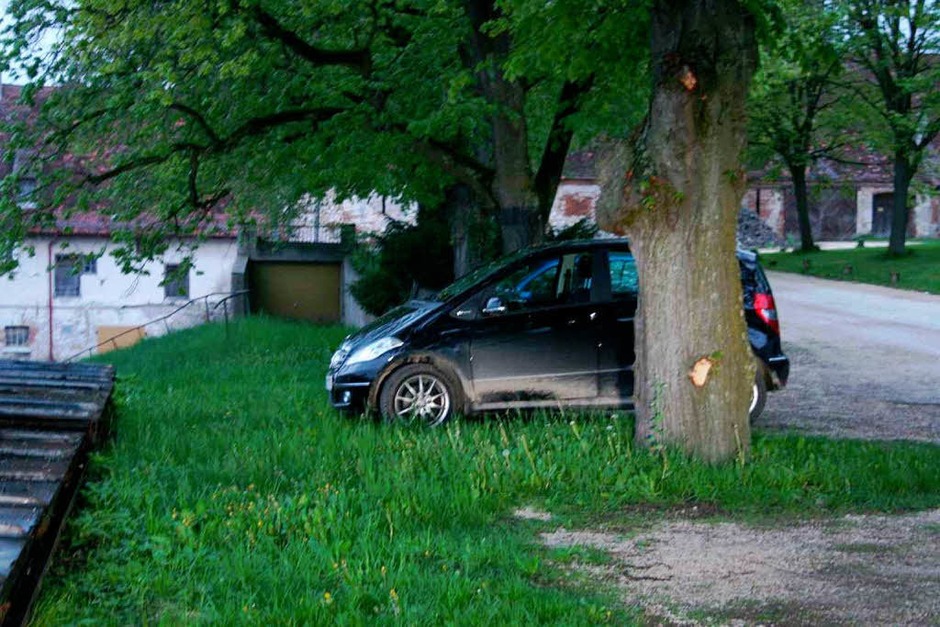 Maria Bögerls Mercedes, in dem sie entführt worden war, wurde am 12. oder am 13. Mai 2010 von den Tätern im Innenhof des Kloster Neresheim abgestellt. Wer kann sich erinnern, dass ihm dieses Fahrzeug an der engen Toreinfahrt in den Innenhof des Klosters Neresheim entgegenkam oder auf dem Parkplatz im Innenhof aufgefallen war? (Foto: Polizei) Maria Bögerls Mercedes, in dem sie entführt worden war, wurde am 12. oder am 13. Mai 2010 von den Tätern im Innenhof des Kloster Neresheim abgestellt. Wer kann sich erinnern, dass ihm dieses Fahrzeug an der engen Toreinfahrt in den Innenhof des Klosters Neresheim entgegenkam oder auf dem Parkplatz im Innenhof aufgefallen war? (Foto: Polizei)