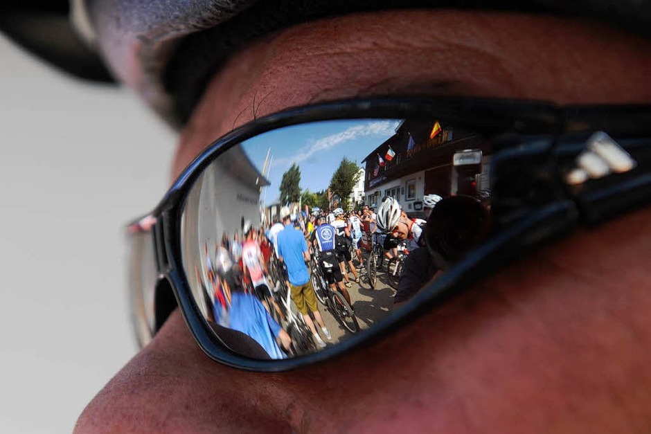 Mountainbiker strampeln durch den durch den Schwarzwald. (Foto: Patrick Seeger) Mountainbiker strampeln durch den durch den Schwarzwald. (Foto: Patrick Seeger)