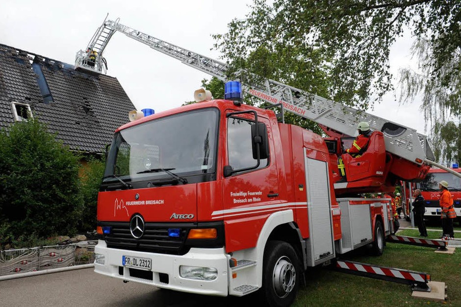 54 Feuerwehrleute aus Breisach, Oberrimsingen, Niederrimsingen und Gündlingen waren beim Wohnhausbrand in Oberrimsingen im Einsatz. (Foto: Patrick Seeger) 54 Feuerwehrleute aus Breisach, Oberrimsingen, Niederrimsingen und Gündlingen waren beim Wohnhausbrand in Oberrimsingen im Einsatz. (Foto: Patrick Seeger)