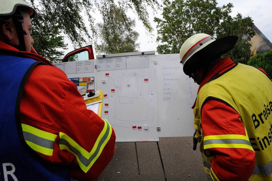 54 Feuerwehrleute aus Breisach, Oberrimsingen, Niederrimsingen und Gündlingen waren beim Wohnhausbrand in Oberrimsingen im Einsatz. (Foto: Patrick Seeger) 54 Feuerwehrleute aus Breisach, Oberrimsingen, Niederrimsingen und Gündlingen waren beim Wohnhausbrand in Oberrimsingen im Einsatz. (Foto: Patrick Seeger)