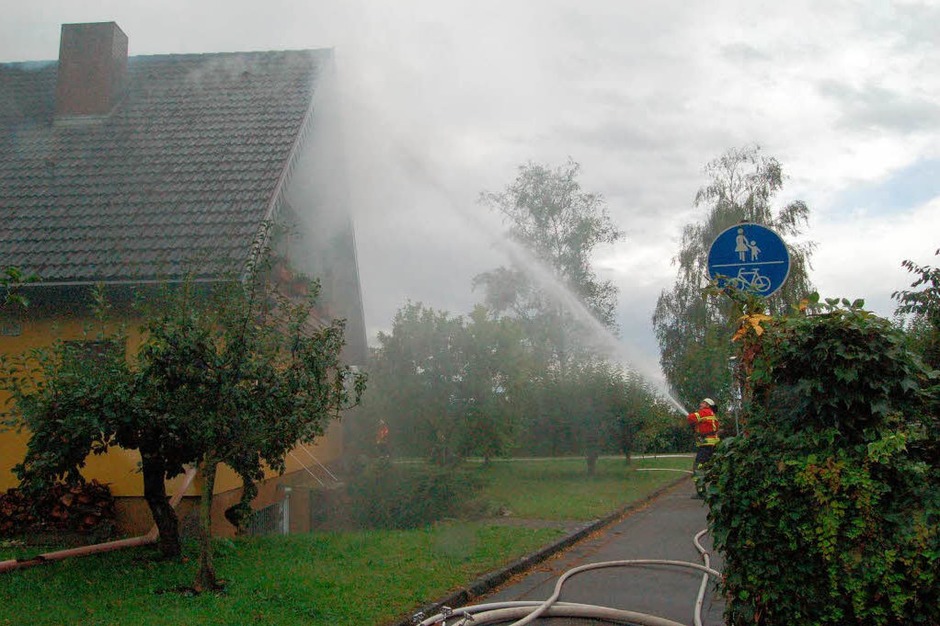 54 Feuerwehrleute aus Breisach, Oberrimsingen, Niederrimsingen und Gündlingen waren beim Wohnhausbrand in Oberrimsingen im Einsatz. (Foto: Thomas Rhenisch) 54 Feuerwehrleute aus Breisach, Oberrimsingen, Niederrimsingen und Gündlingen waren beim Wohnhausbrand in Oberrimsingen im Einsatz. (Foto: Thomas Rhenisch)