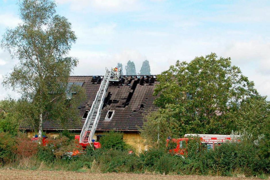 54 Feuerwehrleute aus Breisach, Oberrimsingen, Niederrimsingen und Gündlingen waren beim Wohnhausbrand in Oberrimsingen im Einsatz. (Foto: Thomas Rhenisch) 54 Feuerwehrleute aus Breisach, Oberrimsingen, Niederrimsingen und Gündlingen waren beim Wohnhausbrand in Oberrimsingen im Einsatz. (Foto: Thomas Rhenisch)