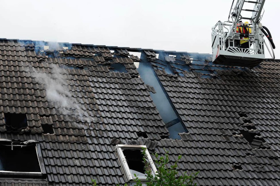 54 Feuerwehrleute aus Breisach, Oberrimsingen, Niederrimsingen und Gündlingen waren beim Wohnhausbrand in Oberrimsingen im Einsatz. (Foto: Patrick Seeger) 54 Feuerwehrleute aus Breisach, Oberrimsingen, Niederrimsingen und Gündlingen waren beim Wohnhausbrand in Oberrimsingen im Einsatz. (Foto: Patrick Seeger)