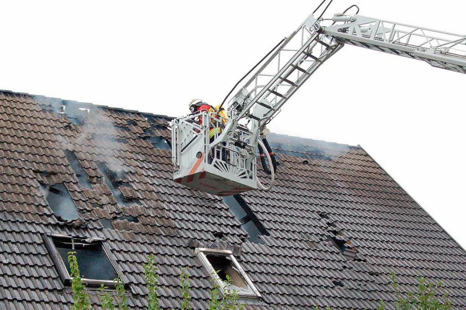 Ein Zweifamilienhaus wurde in Oberrimsingen Opfer der Flammen. (Foto: Thomas Rhenisch) Ein Zweifamilienhaus wurde in Oberrimsingen Opfer der Flammen. (Foto: Thomas Rhenisch)