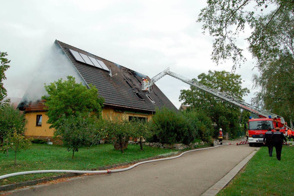 54 Feuerwehrleute aus Breisach, Oberrimsingen, Niederrimsingen und Gündlingen waren beim Wohnhausbrand in Oberrimsingen im Einsatz. (Foto: Thomas Rhenisch) 54 Feuerwehrleute aus Breisach, Oberrimsingen, Niederrimsingen und Gündlingen waren beim Wohnhausbrand in Oberrimsingen im Einsatz. (Foto: Thomas Rhenisch)