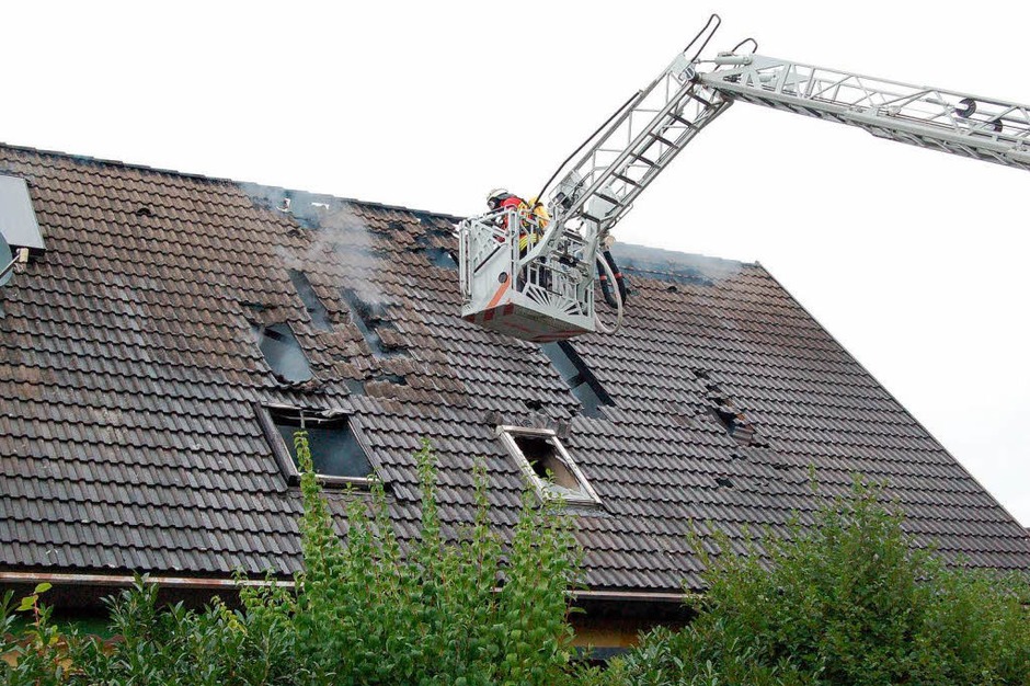 54 Feuerwehrleute aus Breisach, Oberrimsingen, Niederrimsingen und Gündlingen waren beim Wohnhausbrand in Oberrimsingen im Einsatz. (Foto: Thomas Rhenisch) 54 Feuerwehrleute aus Breisach, Oberrimsingen, Niederrimsingen und Gündlingen waren beim Wohnhausbrand in Oberrimsingen im Einsatz. (Foto: Thomas Rhenisch)