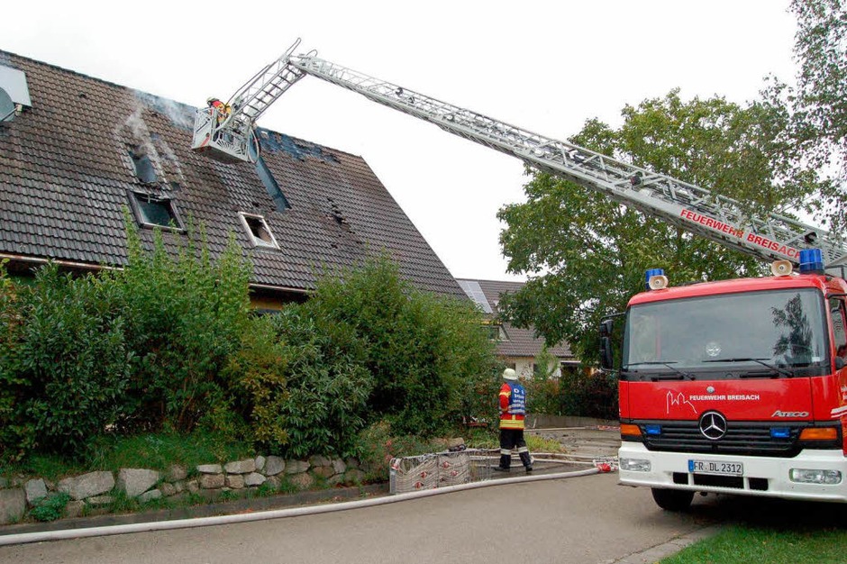 54 Feuerwehrleute aus Breisach, Oberrimsingen, Niederrimsingen und Gündlingen waren beim Wohnhausbrand in Oberrimsingen im Einsatz. (Foto: Thomas Rhenisch) 54 Feuerwehrleute aus Breisach, Oberrimsingen, Niederrimsingen und Gündlingen waren beim Wohnhausbrand in Oberrimsingen im Einsatz. (Foto: Thomas Rhenisch)